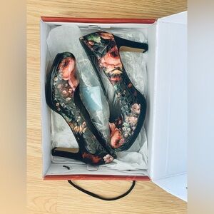♥️NIB Blondo Women's Floral Heels - Multicolor